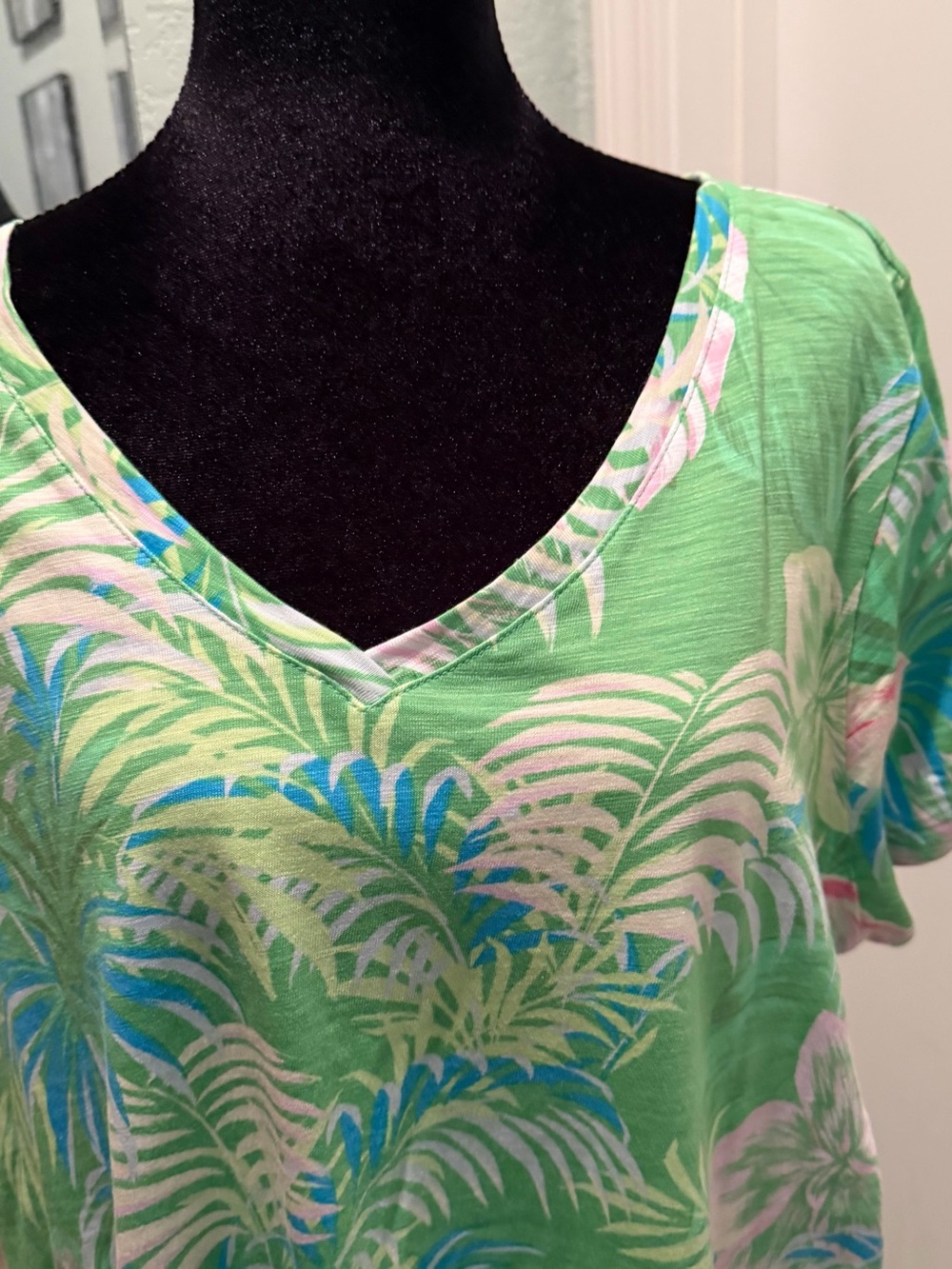 Belle by Kim Gravel Green Tropical Print V-Neck Tank Top